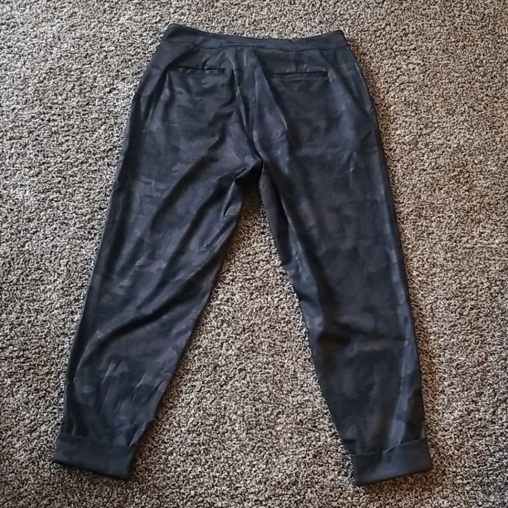 6 lululemon camo joggers - Picture 7 of 8